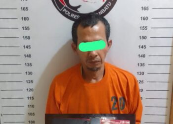 Pelaku inisial M.D.M alias Dodi. Dari tersangka berhasil diamankan 1 buah plastik klip transparan berisi kristal putih yang diduga Narkotika jenis sabu seberat 0,28 gram netto, 1 unit timbangan elektrik, 1 plastik klip berisi plastik klip kosong, uang tunai senilai Rp 200.000