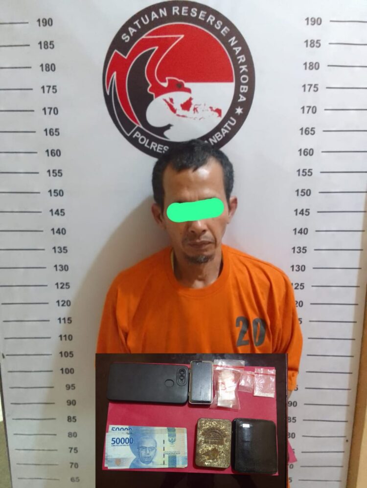 Pelaku inisial M.D.M alias Dodi. Dari tersangka berhasil diamankan 1 buah plastik klip transparan berisi kristal putih yang diduga Narkotika jenis sabu seberat 0,28 gram netto, 1 unit timbangan elektrik, 1 plastik klip berisi plastik klip kosong, uang tunai senilai Rp 200.000
