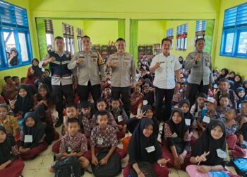 Polsek Tanah Abang Hadiri Kegiatan Masa Pengenalan Lingkungan Sekolah (MPLS) SMP Negeri 1 Tanah Abang Tahun Pelajaran 2023 - 2024, Rabu (12/07/2023).