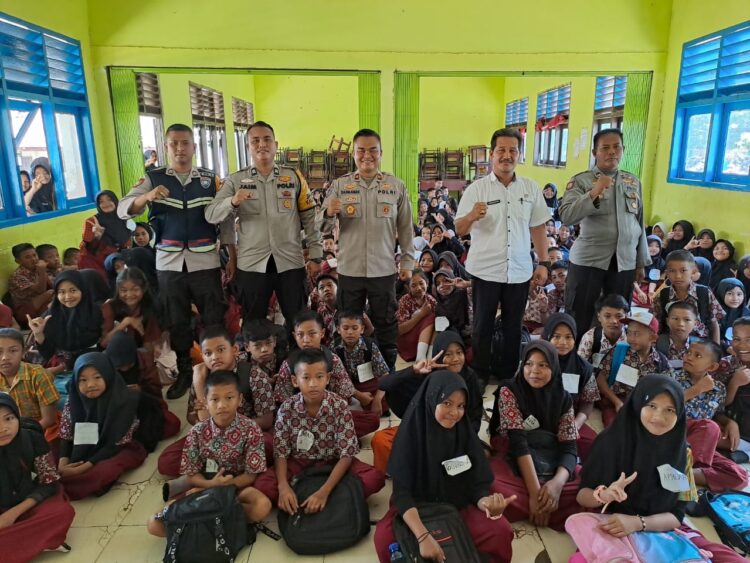 Polsek Tanah Abang Hadiri Kegiatan Masa Pengenalan Lingkungan Sekolah (MPLS) SMP Negeri 1 Tanah Abang Tahun Pelajaran 2023 - 2024, Rabu (12/07/2023).