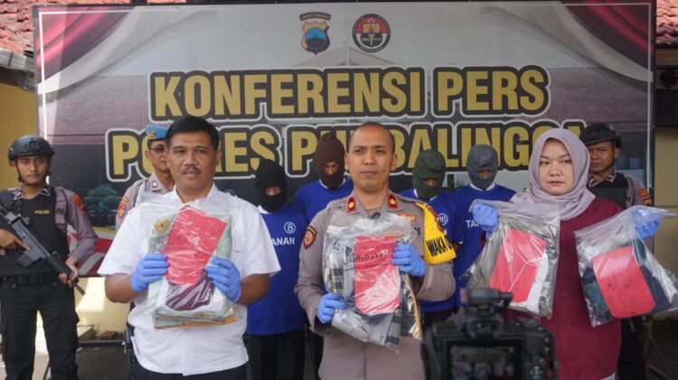 Pelaku yang diamankan yaitu JH (62), AS (51), TH (58) dan SR (51). Keempatnya merupakan warga Kecamatan Kalimanah, Kabupaten Purbalingga