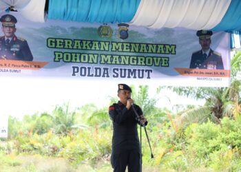 Dansat Brimobdasu Kombes Pol Christyanto Goetomo S.I.K, S.H memberikan sambutan pada kegiatan penanaman pohon Magrove di pinggiran pantai di Dusun III Desa Lubuk Kertang kabupaten Langkat, Kamis (13/7/2023). (Foto Dok/ Polda Sumut)