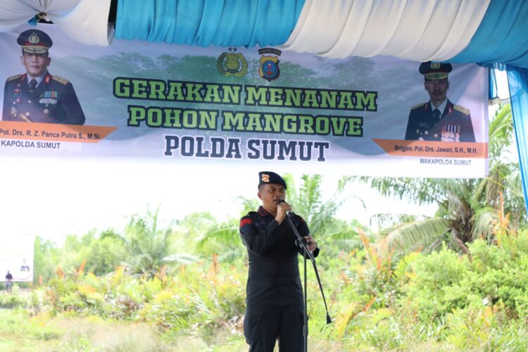 Dansat Brimobdasu Kombes Pol Christyanto Goetomo S.I.K, S.H memberikan sambutan pada kegiatan penanaman pohon Magrove di pinggiran pantai di Dusun III Desa Lubuk Kertang kabupaten Langkat, Kamis (13/7/2023). (Foto Dok/ Polda Sumut)