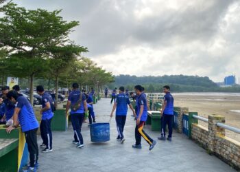 Personil Polres Bangka Barat dan masyarakat di kerahkan untuk melakukan kegiatan aksi bersih-bersih Kawasan Kp. Iklim Teluk Rubiah (Bozem) Kec. Muntok, kamis (13/07/2023).