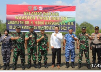 Komandan Kodim 0402/OKI Letkol Inf Hendra Saputra, S.Sos.,M.M.,M.I.Pol bersama rombongan mendampingi Waaster Panglima TNI Laksamana TNI Dr. H. Yudho Warsono, S.E.M.M meninjau perkembangan hasil Penanaman mangrove di wilayah Kodim 0402/OKI