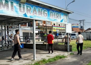 Jajaran Polsek pedamaran Polres OKI dan masyarakat melaksanakan giat bersih di tempat tempat umum. Kamis (13//7/2023).