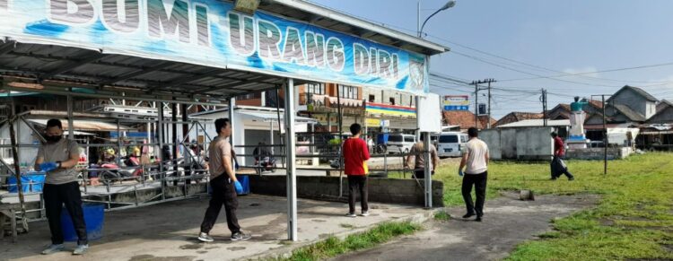 Jajaran Polsek pedamaran Polres OKI dan masyarakat melaksanakan giat bersih di tempat tempat umum. Kamis (13//7/2023).