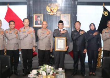 Kapolda Sumsel Irjen Pol A. Rachmad Wibowo SIK Menyerahkan Pin Emas Pengharga'an Kapolri Kepada Bupati Penukal Abab Lematang Ilir (Pali) Ir. H. Herri Amalindo MM.