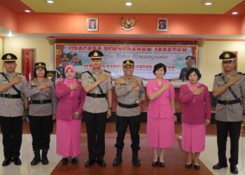 Kapolres Pematangsiantar AKBP Yogen Heroes Baruno SH S.I.K memimpin upacara penyerahan jabatan Kasiwas kepada AKP Pandapotan Butar-butar SH dan sertijab Kapolsek Siantar Selatan Polres Pematangsiantar dari Iptu Edi Tuahta Putra Saragih SH MH kepada Iptu Maxi Justan Manurung SH, Kamis (13/07/2023) pagi sekira pukul 08.00 Wib.