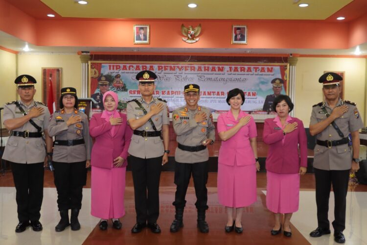 Kapolres Pematangsiantar AKBP Yogen Heroes Baruno SH S.I.K memimpin upacara penyerahan jabatan Kasiwas kepada AKP Pandapotan Butar-butar SH dan sertijab Kapolsek Siantar Selatan Polres Pematangsiantar dari Iptu Edi Tuahta Putra Saragih SH MH kepada Iptu Maxi Justan Manurung SH, Kamis (13/07/2023) pagi sekira pukul 08.00 Wib.