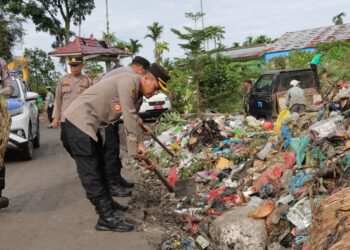 Kapolres Pematangsiantar AKBP Yogen Heroes Baruno SH S.I.K memimpin pelaksanaan kebersihan serentak di Bantaran Sungai Bah Silulu Marihat Jaya, Kecamatan Siantar Marimbun, dan lokasi tumpukan sampah yang mengganggu bertempat Tanjung Pinggir, Kecamatan Siantar Martoba, Kota Pematangsiantar, Kamis (13/07/2023) sekira pukul 08.00 Wib.