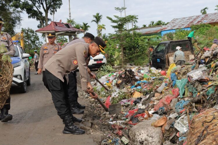 Kapolres Pematangsiantar AKBP Yogen Heroes Baruno SH S.I.K memimpin pelaksanaan kebersihan serentak di Bantaran Sungai Bah Silulu Marihat Jaya, Kecamatan Siantar Marimbun, dan lokasi tumpukan sampah yang mengganggu bertempat Tanjung Pinggir, Kecamatan Siantar Martoba, Kota Pematangsiantar, Kamis (13/07/2023) sekira pukul 08.00 Wib.