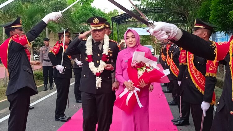 Polres Bangka Barat menggelar pisah sambut Kapolres dari AKBP Catur Prasetiyo SIK kepada AKBP Ade Zamrah SIK, Jumat (14/07/2023).