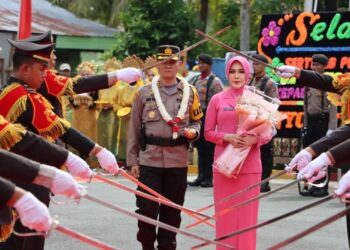 Polres Aceh Barat laksanakan Acara Tradisi Pelepasan dan Penyambutan, Kapolres Aceh Barat yang lama AKBP Pandji Santoso S.IK, M.Si kepada Kapolres yang Baru AKBP Andi Kirana S.iK, M.H di Mapolres Aceh Barat, Jum'at (14/07/2023) Pukul 15.00 Wib.