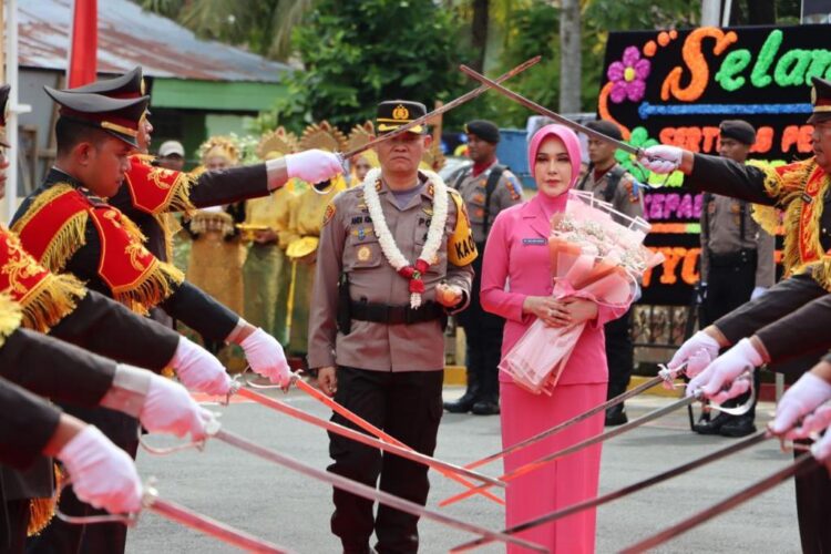 Polres Aceh Barat laksanakan Acara Tradisi Pelepasan dan Penyambutan, Kapolres Aceh Barat yang lama AKBP Pandji Santoso S.IK, M.Si kepada Kapolres yang Baru AKBP Andi Kirana S.iK, M.H di Mapolres Aceh Barat, Jum'at (14/07/2023) Pukul 15.00 Wib.