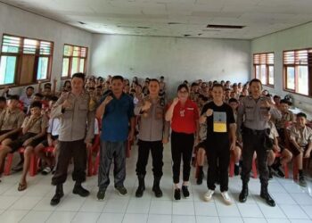 Jajaran Polsek Pineleng dalam melaksanakan Jumat Bacirita di Sekolah SMP Negeri 1 Pineleng.