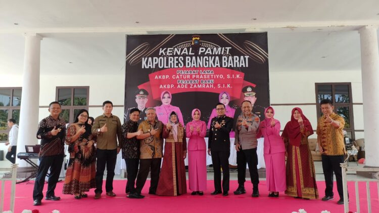 Polres Bangka Barat Lakukan Kegiatan malam kenal pamit Kapolres Bangka AKBP Ade Zamrah SIK dan Pejabat lama AKBP Catur Prasetiyo SIK, di Rumah dinas Bupati Kabupaten Bangka Barat, Jumat (14/07/2023).