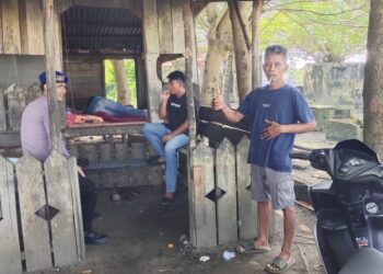 Personil Satuan Polair ini melakukan patroli dialogis diseputaran Pelabuhan limbung Mentok untuk memberikan himbauan kepada masyarakat dan nelayan agar berhati-hati saat melaut. Sabtu (15/07/2023).