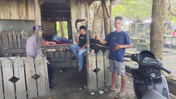 Personil Satuan Polair ini melakukan patroli dialogis diseputaran Pelabuhan limbung Mentok untuk memberikan himbauan kepada masyarakat dan nelayan agar berhati-hati saat melaut. Sabtu (15/07/2023).
