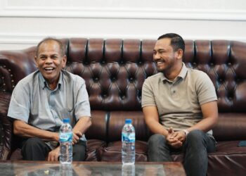 Ketua Dewan Pimpinan Cabang (DPC) Partai Demokrasi Indonesia Perjuangan (PDIP) Nagan Raya, Jamaluddin Idham melakukan silaturahmi dengan mantan Menteri Pertahanan Aceh, Zakaria Saman atau Apa Karya, di kediamannya yang berada di Desa Jijiem, Kecamatan Keumala, Pidie.