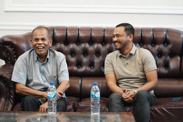 Ketua Dewan Pimpinan Cabang (DPC) Partai Demokrasi Indonesia Perjuangan (PDIP) Nagan Raya, Jamaluddin Idham melakukan silaturahmi dengan mantan Menteri Pertahanan Aceh, Zakaria Saman atau Apa Karya, di kediamannya yang berada di Desa Jijiem, Kecamatan Keumala, Pidie.