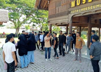 Puluhan anak muda terdiri dari mahasiswa dan pemuda yang tergabung dalam Gerakan Muda Aceh (GEMA) berkumpul dan melakukan doa tolak bala bersama di halaman Museum Kota Lhokseumawe, Minggu (16/7/2023).
