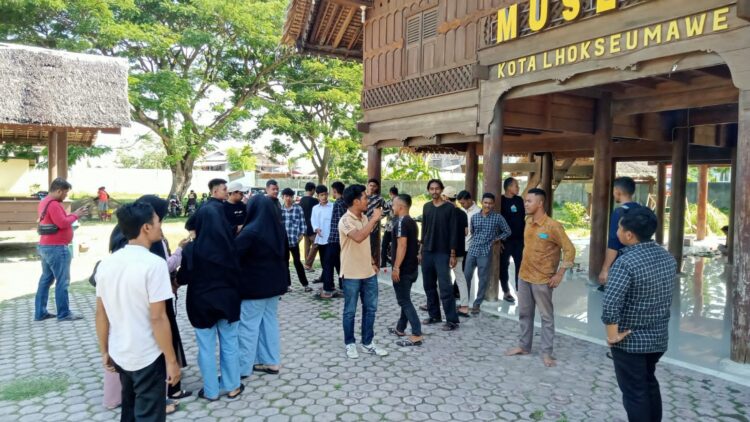 Puluhan anak muda terdiri dari mahasiswa dan pemuda yang tergabung dalam Gerakan Muda Aceh (GEMA) berkumpul dan melakukan doa tolak bala bersama di halaman Museum Kota Lhokseumawe, Minggu (16/7/2023).