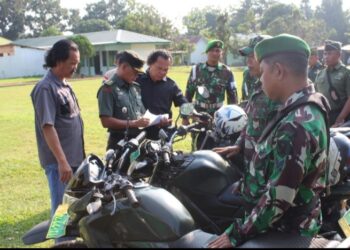 Kepala staf Kodim 0402/OKI Mayor Czi Saipul Anwar didampingi Plh Pasilog Kodim 0402/OKI Letda Kav Adam pimpin pemeriksaan kendaraan dinas (Randis) yang dipusatkan di lapangan upacara Makodim 0402/OKI, Senin (17/07/2023).