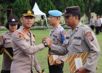 Kapolres Sergai, AKBP Oxy Yudha Pratesta memberikan penghargaan kepada personel berprestasi pada apel yang digelar Lapangan Apel Polres Sergai di Seirampah, Senin (17/7/2023). (Foto Dok/ Polres Sergai)