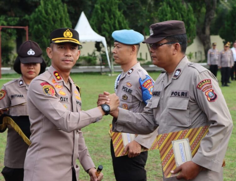 Kapolres Sergai, AKBP Oxy Yudha Pratesta memberikan penghargaan kepada personel berprestasi pada apel yang digelar Lapangan Apel Polres Sergai di Seirampah, Senin (17/7/2023). (Foto Dok/ Polres Sergai)