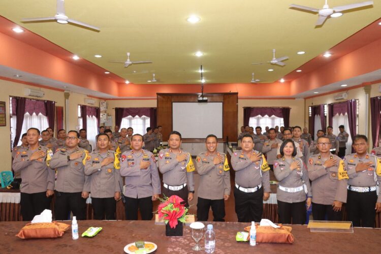 Kapolres Pematangsiantar AKBP Yogen Heroes Baruno SH S.I.K, menerima kunjungan dari Tim Biro Ops dan Dit Lantas Polda Sumut dalam rangka supervisi OPS kepolisian mandiri kewilayahan Patuh Toba tahun 2023 di Aula Widya Satya Brata Polres Pematangsiantar, Senin (17/07/2023)