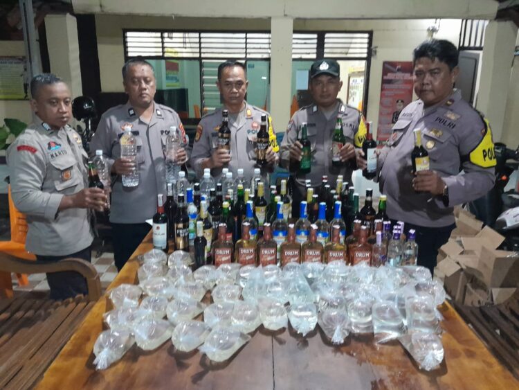 Puluhan liter Ciu dan puluhan botol minuman keras berbagai merk diamankan jajaran Polsek Banyumas, Polresta Banyumas, Polda Jateng, dalam operasi cipta kondisi yang dipimpin langsung oleh Kapolsek Banyumas AKP Sudiyono, SH, Sabtu malam (15/7/23).