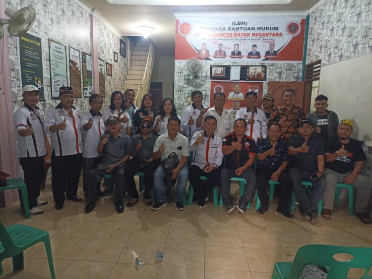 Pertemuan beberapa organisasi yang bergabung dalam aliansi masyarkat sumatera utara Senin (17/7/2023), di Kantor DPC HBB (Horas Bangso Batak) Medan Jalan Bajak II Marindal, Medan.