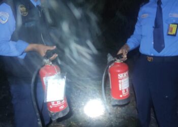 Petugas Avsec sigap memadamkan api saat terjadi kebakaran ilalang di Bandara Internasional Kualanamu, Senin (17/7/2023). (Foto Dok/Humas PT Angkasa Pura Aviasi)