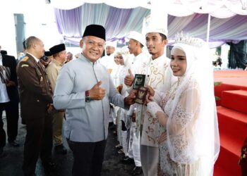 Sebanyak 57 pasang calon pengantin yang berasal dari Kabupaten/Kota yang ada di Provinsi Kepulauan Bangka Belitung (Kep. Babel) mengikuti akad nikah dan sidang isbat "Nikah Same-Same" (nikah masal) di halaman kantor Kejaksaan Tinggi Kep. Babel, Senin (17/07/23).
