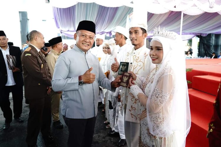 Sebanyak 57 pasang calon pengantin yang berasal dari Kabupaten/Kota yang ada di Provinsi Kepulauan Bangka Belitung (Kep. Babel) mengikuti akad nikah dan sidang isbat "Nikah Same-Same" (nikah masal) di halaman kantor Kejaksaan Tinggi Kep. Babel, Senin (17/07/23).