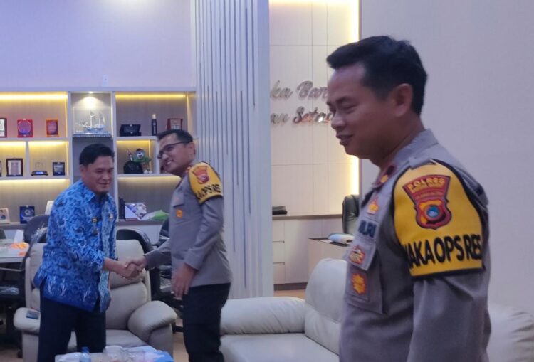 Kapolres Bangka Barat, AKBP Ade Zamrah, SIK, melakukan kunjungan kerja ke Pemerintah Kabupaten Bangka Barat dalam Kunjungan Kerja yang di Sambut Hangat Wakil Bupati Bangka Barat Bong Ming Ming, SE