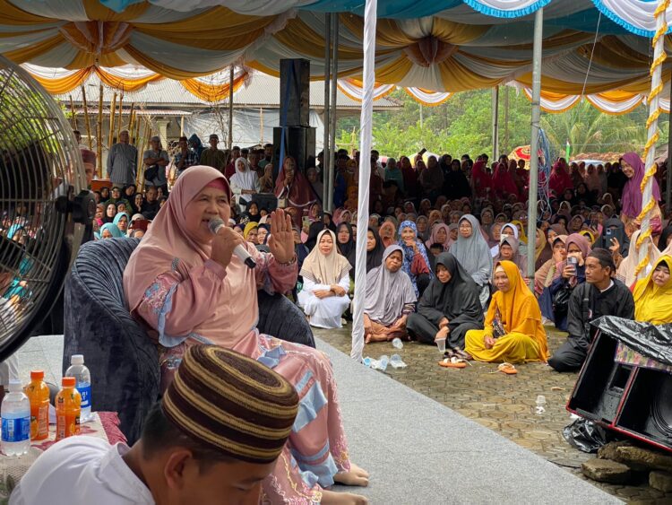 Tabliq Akbar dengan tema Al-Ummu Madrosatul Ula, atau Peran ibu sebagai madrasah yang pertama, kegiatan dilaksanakan di desa kacung kecamatan kelapa kabupaten Bangka Barat (17/7/2023).