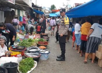 Kapolsek Parongil AKP HP. Purba bersama Personil melakukan himbauan kepada pedagang dan warga pembeli agar tidak memakai Perhiasan berupa mas dan perhiasan lainnya untuk mencegah terjadinya pencurian dan perampasan, Guna dalam menjaga harkamtibmas tetap kondusif.