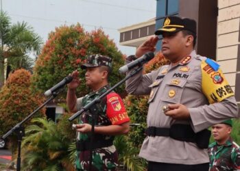 Kepala Kepolisian Resor Kota Manado Kombes Pol Julianto Sirait bersama Dandim Kodim 1309/Manado Letkol Inf. Teddy Himawan Laksono bertindak sebagai Inspektur Upacara Purna Bakti Prajurit TNI Kodim 1309 Manado dan Personel Polri Polresta Manado yang berlangsung di halaman apel Mako Polresta Manado, Senin (17/7/2023).