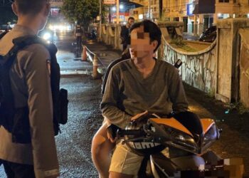 Personel Polresta Manado kembali melaksanakan aksi humanis dengan mengajak para pengemudi kendaraan bermotor atau roda empat agar tertib dalam berlalu lintas melalui pelaksanaan kegiatan rutin yang ditingkatkan (KRYD), Minggu (16/7/2023) malam.