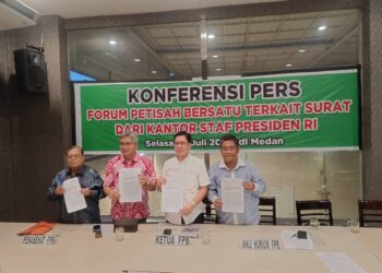 Ketua FPB, Perry Iskandar didampingi ahli hukum FPB Henry Sinaga serta Penasehat FPB Sugianto Makmur dan Amrun Daulay dalam konferensi pers Selasa sore (18/7/2023).