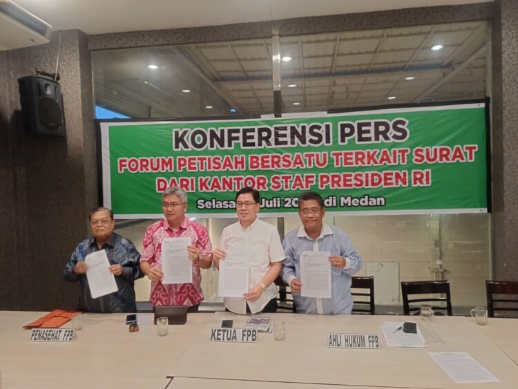 Ketua FPB, Perry Iskandar didampingi ahli hukum FPB Henry Sinaga serta Penasehat FPB Sugianto Makmur dan Amrun Daulay dalam konferensi pers Selasa sore (18/7/2023).