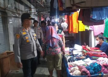 Kapolsek Sidikalang Kota AKP Sukanto Berutu, SH bersama Polsek Sidikalang Kota menggelar patroli dengan berjalan kaki dalam rangka menciptakan kamtibmas yang kondusif di Kota Sidikalang, Rabu (19/7/2023).