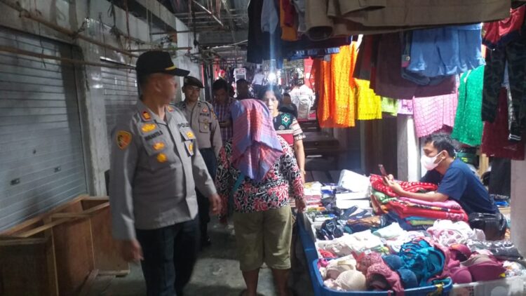 Kapolsek Sidikalang Kota AKP Sukanto Berutu, SH bersama Polsek Sidikalang Kota menggelar patroli dengan berjalan kaki dalam rangka menciptakan kamtibmas yang kondusif di Kota Sidikalang, Rabu (19/7/2023).