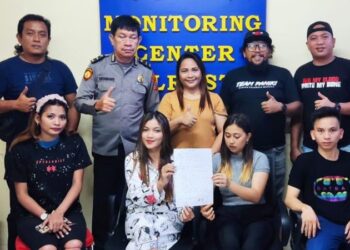 Tim Charlie Resmob On The Road (ROTR) Polresta Manado mengamankan dua perempuan yang terlibat perkelahian viral dia media Sosial, Senin (17/7/2023).