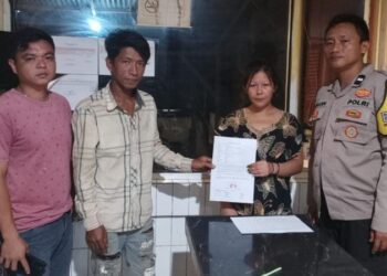 Personel Polsek Pineleng lakukan penyelesaian masalah pengancaman menggunakan sajam Isenjata tajam) di desa Winangun pada Senin (17/6/2023).