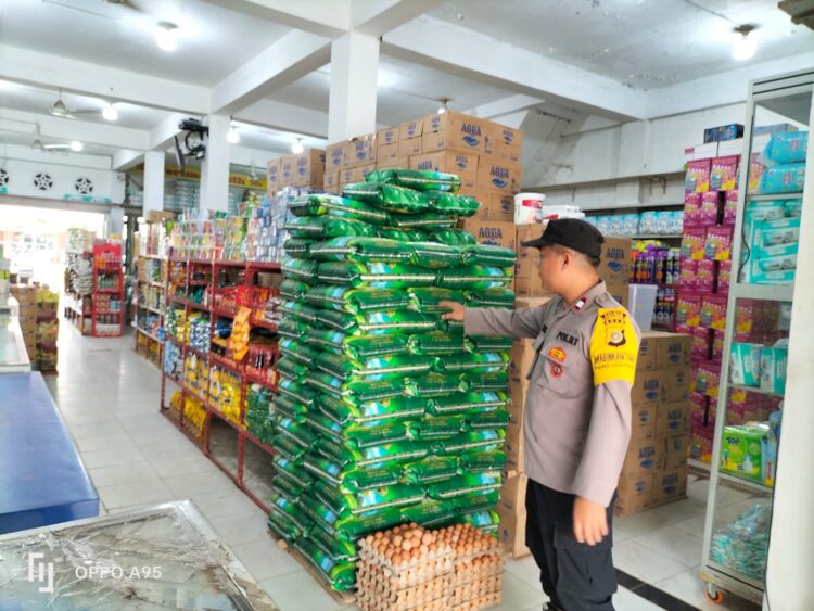 Personel Polsek Muara Batu rutin menyambagi pedagang di pasar Keude Krueng Mane, Aceh Utara, wilayah hukum Polres Lhokseumawe, Rabu (19/7/2023)