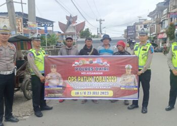 Kasat Lantas Polres Dairi AKP Herliandri, SH bersama Personil Polres dairi Melaksanakan kegiatan Operasi Patuh Toba – 2023 dengan thema Patuh dan Tertib Berlalu lintas Cerminan Moralitas Bangsa