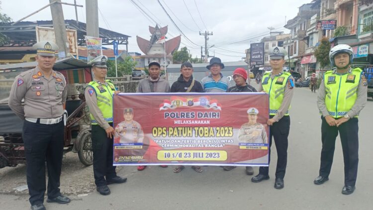 Kasat Lantas Polres Dairi AKP Herliandri, SH bersama Personil Polres dairi Melaksanakan kegiatan Operasi Patuh Toba – 2023 dengan thema Patuh dan Tertib Berlalu lintas Cerminan Moralitas Bangsa